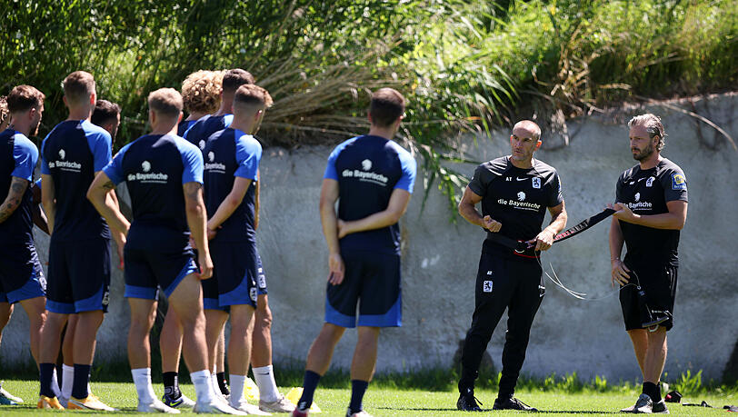 Fitness-Coach Jörg Mikoleit (2.v.r.) bringt die Löwen zum Schwitzen.