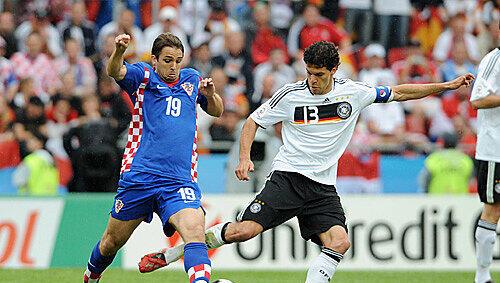 Michael Ballack (r.) im Spiel gegen Kroatien: jetzt ein "Achtelfinale" gegen Österreich Michael Ballack (r.) im Spiel gegen Kroatien: jetzt ein "Achtelfinale" gegen Österreich
