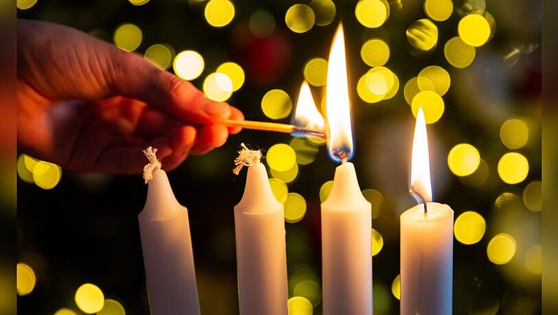 Es muss nicht immer Tannengrün und rote Kerzen sein.