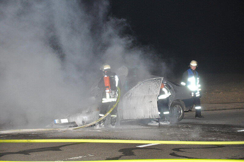 Ein Pkw brennt auf der AÖ2 in Töging am Inn. die Brandursache war vermutlich ein technischer Defekt. Personen wurden nicht verletzt.