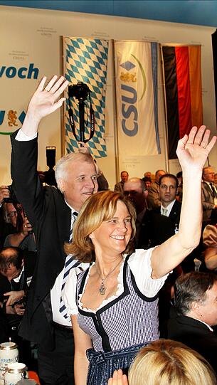 Bier und Politik - eine wundervolle Symbiose, zumindest am Aschermittwoch: Sehen Sie hier die Bilder des deftigen Polit-Klamauks mit OB Ude, Horst Seehofer, Claudia Roth und Co....