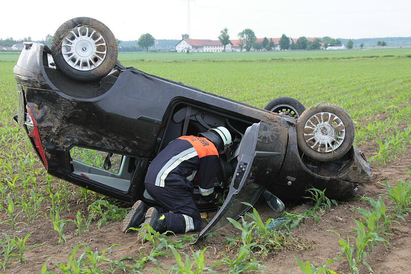 Unfall bei Ampfing: Ein Kleinwagen brettert durchs Bankett und landet auf einem Feld auf dem Dach. Der Fahrer wird nur leicht verletzt