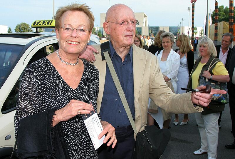 Die Journalistin Wibke Bruhns und der Autor Wolfgang Menge posieren in Berlin bei der Premiere des Kultur-Zirkus "Afrika! Afrika!" vor dem Zelt auf dem Gelaende vor dem Hauptbahnhof (
