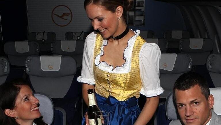 ... und diese Dirndl werden sie heuer zur Wiesn tragen. ... und diese Dirndl werden sie heuer zur Wiesn tragen.