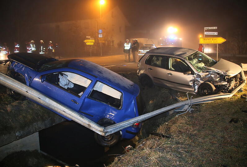 Beim Verkehrsunfall auf der B20 bei Oberndorf Gemd gab es einen Toten und 3 Mittel - bis Schwerverletzte.