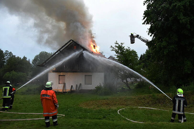 Stundenlang kämpfte die Feuerwehr gegen die Flammen in Vilsheim-Kemoden. Die Bilder vom Einsatz.