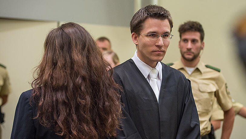 Die Angeklagte Beate Zschäpe steht im Oberlandesgericht in München neben ihrem neuen, vierten Anwalt Mathias Grasel. Die Angeklagte Beate Zschäpe steht im Oberlandesgericht in München neben ihrem neuen, vierten Anwalt Mathias Grasel.
