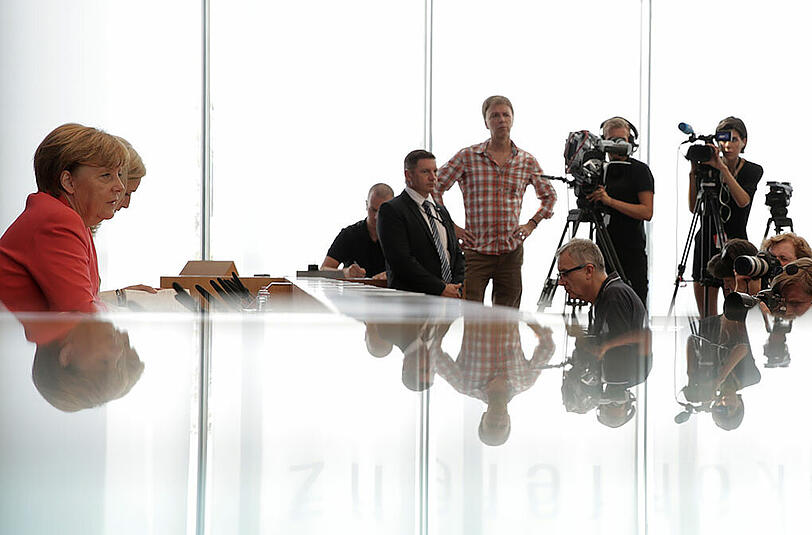&bdquo;Folgen Sie denen nicht, die zu solchen Demonstrationen aufrufen&ldquo;, appelliert Angela Merkel bei der Bundespressekonferenz an alle Bürger, sich von rechten Aufmärschen fernzuhalten.