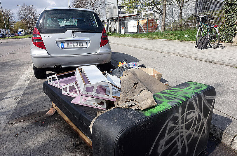 Im Hintergrund ist gleich der Wertstoffhof zu sehen. Das Sofa hat es leider nicht ganz dorthin geschafft. Inzwischen hat sich jede Menge weiterer Müll hinzugesellt.