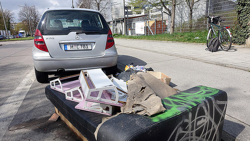 Im Hintergrund ist gleich der Wertstoffhof zu sehen. Das Sofa hat es leider nicht ganz dorthin geschafft. Inzwischen hat sich jede Menge weiterer Müll hinzugesellt. Im Hintergrund ist gleich der Wertstoffhof zu sehen. Das Sofa hat es leider nicht ganz dorthin geschafft. Inzwischen hat sich jede Menge weiterer Müll hinzugesellt.
