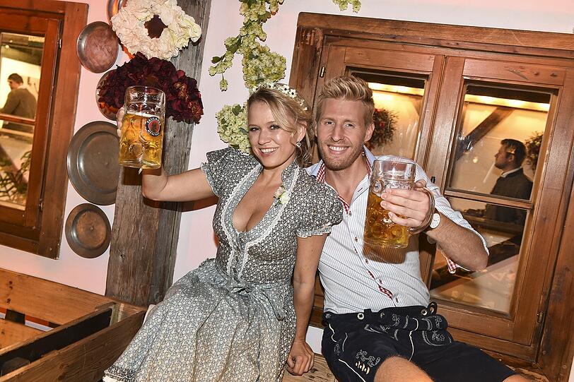 Nova Meierhenrich und Maximilian Arland im Käfer