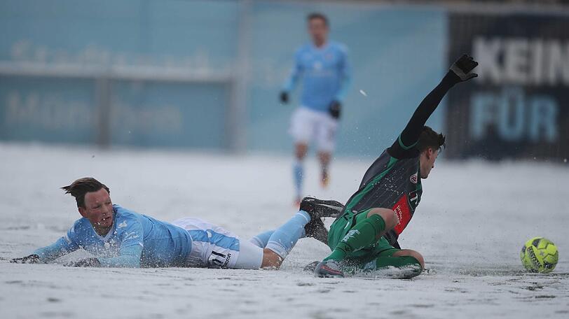 Schneegestöber und Fußball geht nicht? geht doch! Der TSV 1860 testete gegen Wacker Innsbruck auf schneeweißem Kunstrasen an der Grünwalder Straße - vorher mussten Funktionäre und Nachwuchsspieler Schneeschippen.