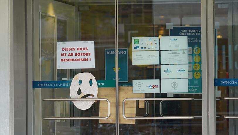 Da weint der Smiley, den haben traurige Nachbarn hingehängt. Da weint der Smiley, den haben traurige Nachbarn hingehängt.