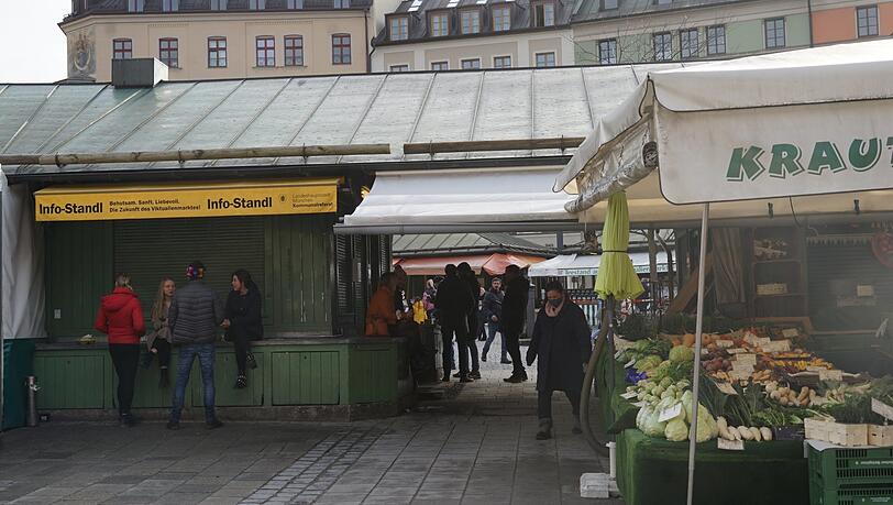 Das neue Info-Standl findet sich mitten auf dem Markt.
