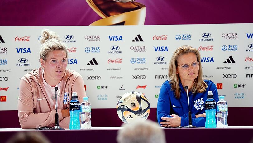 Millie Bright (l) und Englands Cheftrainerin Sarina Wiegman bei der Pressekonferenz.