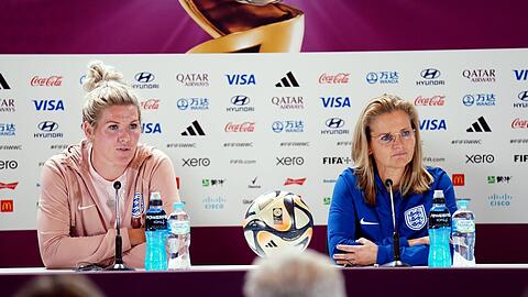 Millie Bright (l) und Englands Cheftrainerin Sarina Wiegman bei der Pressekonferenz.