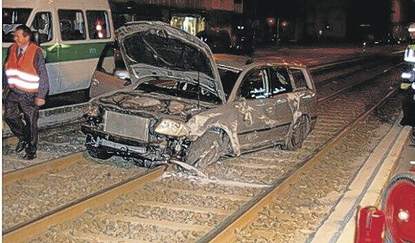 Der VW-Passat des Gemüsehändlers ist nach der Landung auf den Trambahngleisen nur noch ein verbeulter Haufen Schrott. Foto: Polizei