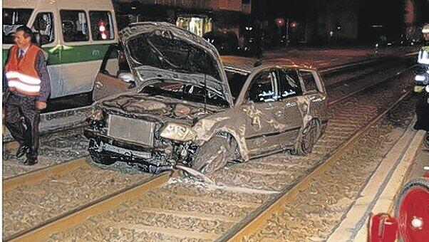 Der VW-Passat des Gemüsehändlers ist nach der Landung auf den Trambahngleisen nur noch ein verbeulter Haufen Schrott. Foto: Polizei Der VW-Passat des Gemüsehändlers ist nach der Landung auf den Trambahngleisen nur noch ein verbeulter Haufen Schrott. Foto: Polizei