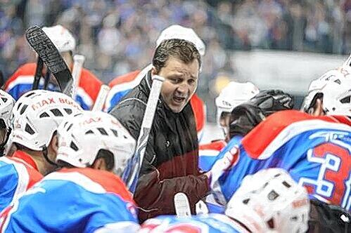 Alle mal herhören! Trainer Andreas Brockmann hat seine Ice Tigers auf den Endkampf um die Playoff-Plätze eingestimmt.
