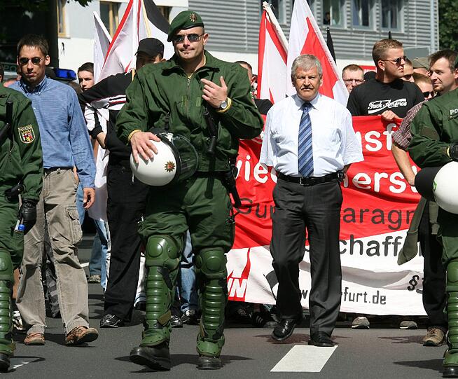 Der 36 Jahre alte Deutsche soll seit 1995 in rechtsextremistischen Kreisen in Thüringen aktiv gewesen sein.
