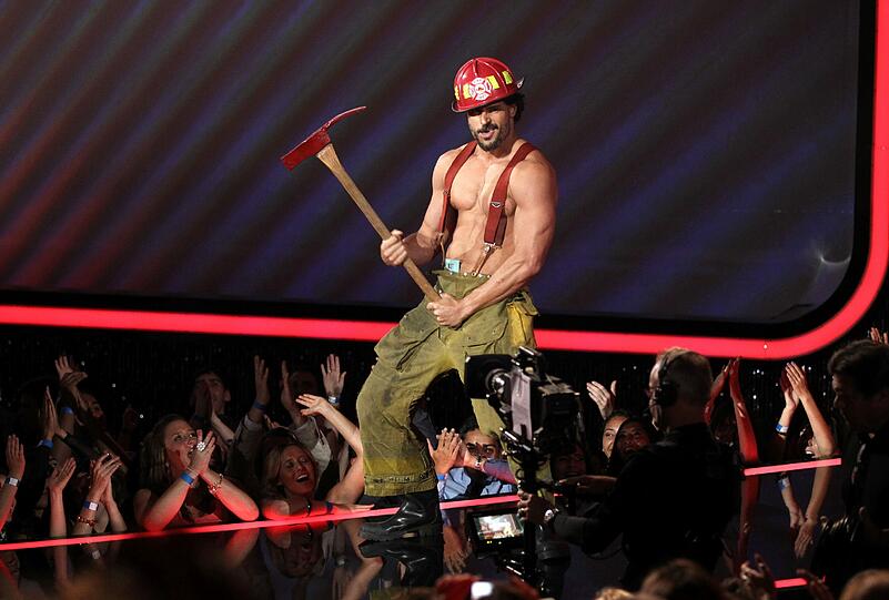 Eine heiße Show-Einlage liefert US-Schauspieler Joe Manganiello. 2010 bekam er von der Zeitschrift People Platz 7 beim Ranking zum Sexiest Man Alive, 2011 wählte ihn Men's Health zum "Best Summer Body".