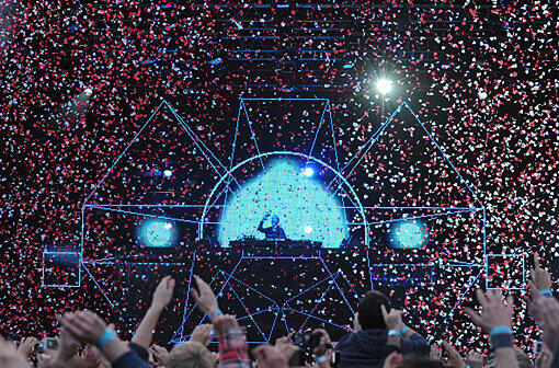 Es war für viele das Highlight des Event-Wochenendes in München. Star-DJ David Guetta legte am Königsplatz auf. Die Bilder vom München-Auftritt.