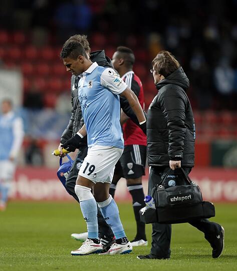 Musste nach einem Press-Schlag im Spiel gegen den FC Ingolstadt schon nach wenigen Minuten behandelt werden und blieb zur Pause in der Kabine: Löwen-Stürmer Rubin Okotie.