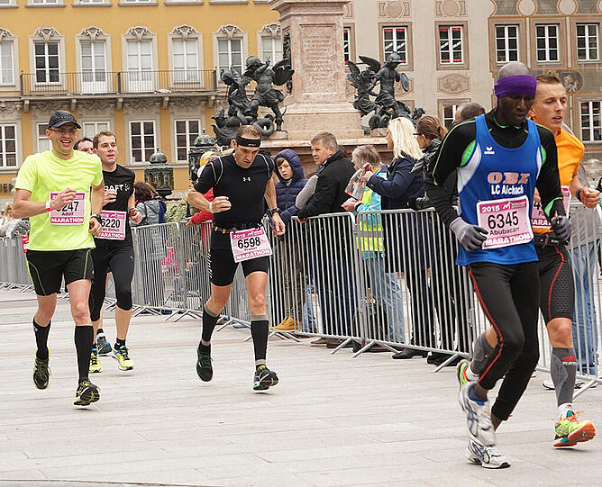 Die Läufer und Läuferinnen des 30. München Marathon am 11.20.2015