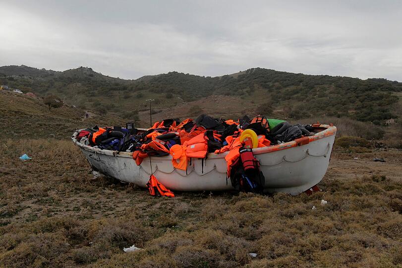 Rettungswesten liegen auf einem verlassenen Flüchtlingsboot auf der griechischen Insel Lesbos.