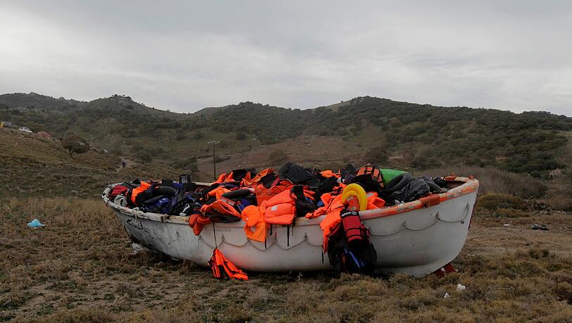 Rettungswesten liegen auf einem verlassenen Flüchtlingsboot auf der griechischen Insel Lesbos. Rettungswesten liegen auf einem verlassenen Flüchtlingsboot auf der griechischen Insel Lesbos.