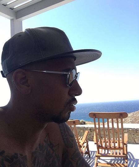 "Breakfast with a view": Abwehr-Boss Jérôme Boateng genießt die fabelhafte Aussicht beim Frühstück.