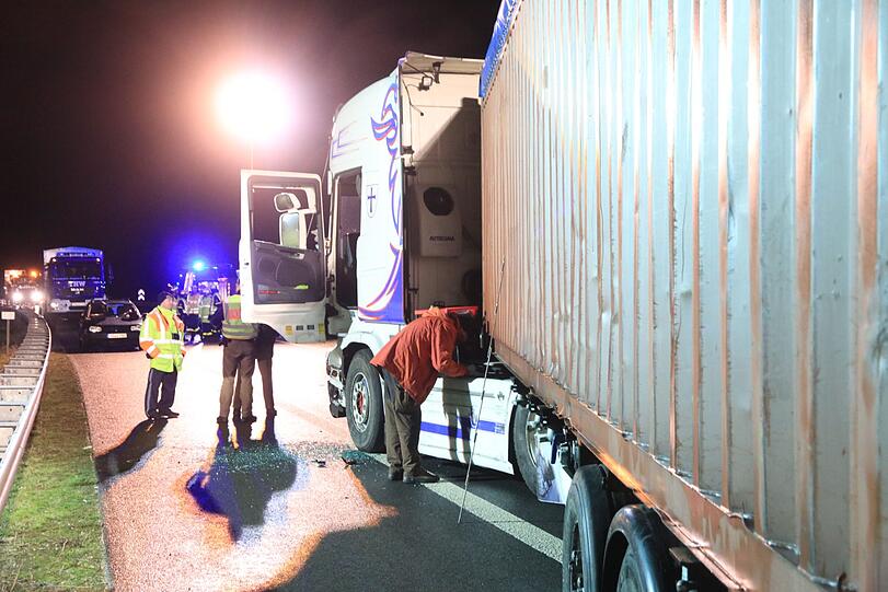 Am Dienstagabend startete ein 26-Tonner eine Amokfahrt und hinterließ eine Spur der Verwüstung. Die Hintergründe sind noch unklar.