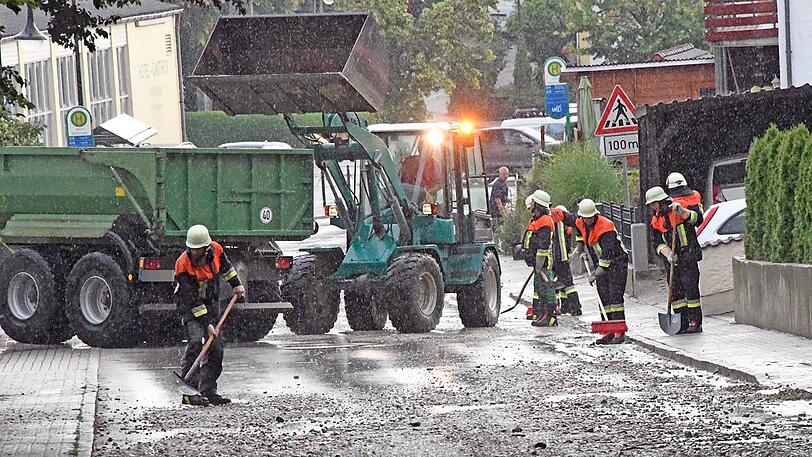 Die Gemeinde Allershausen wurde teilweise überschwemmt. Einsatzkräfte der Feuerwehr waren damit beschäftigt, Wasser- und Kiesmassen zu beseitigen.