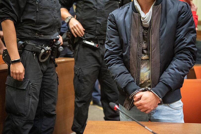 Der Prozess zum Raubmord von Meiling hat begonnen. Acht Angeklagte müssen sich unter anderem wegen Mordes und schweren Raubes verantworten.