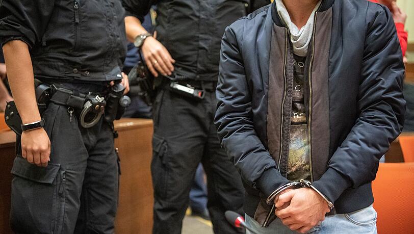 Der Prozess zum Raubmord von Meiling hat begonnen. Acht Angeklagte müssen sich unter anderem wegen Mordes und schweren Raubes verantworten. Der Prozess zum Raubmord von Meiling hat begonnen. Acht Angeklagte müssen sich unter anderem wegen Mordes und schweren Raubes verantworten.