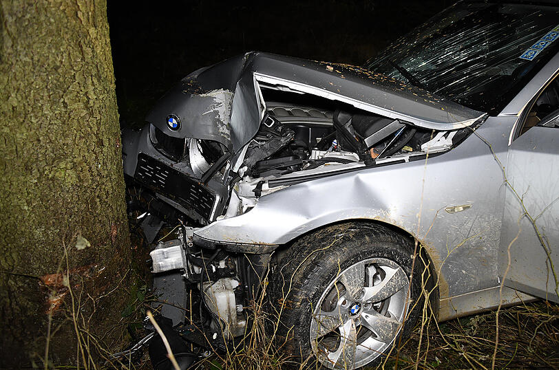 Mit dem BMW gegen einen Baum gekracht: Beim Eintreffen der Polizei ist der Fahrer dieses Unfallwagens verschwunden. Offenbar ist der 30-Jährige zu Fuß geflohen.