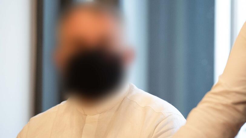 Der angeklagte Priester wartet im Gerichtssaal auf den Prozessbeginn.