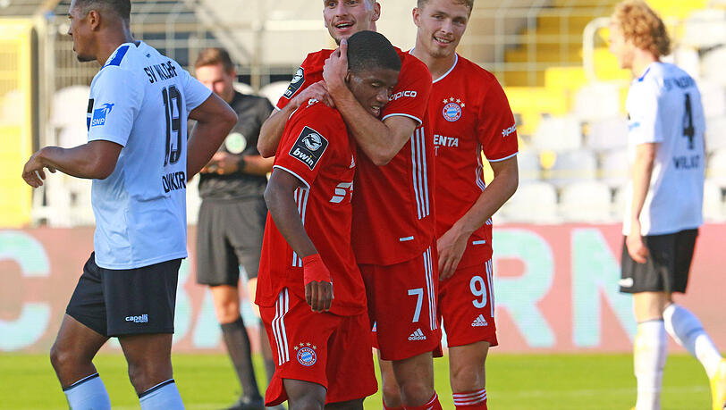 Leon Dajaku (m.) und Fiete Arp (r.) jubeln mit Torschütze Rémy Vita.