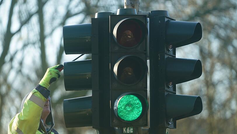 Die Technik soll eine Kommunikation zwischen Ampel und Auto ermöglichen. Die Folge: Mehr grünes Licht für die Autofahrer. (Symbolbild)