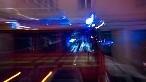 Die Feuerwehr sperrte die Bayerstraße großräumig ab. (Symbolbild)