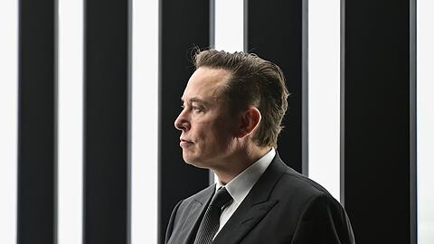 Der Tesla-Aktienkurs fiel in diesem Jahr um 64 Prozent. Gro&szlig;aktion&auml;r Elon Musk b&uuml;&szlig;te dadurch die Position als reichster Mensch der Welt ein.