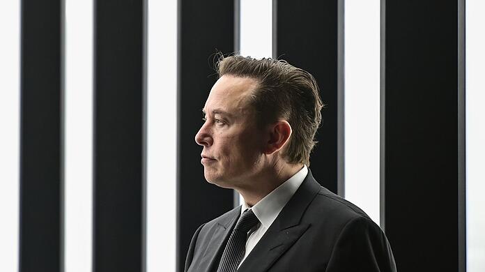 Der Tesla-Aktienkurs fiel in diesem Jahr um 64 Prozent. Großaktionär Elon Musk büßte dadurch die Position als reichster Mensch der Welt ein.