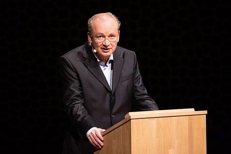 Der Schriftsteller Ferdinand von Schirach bei einer Lesung.