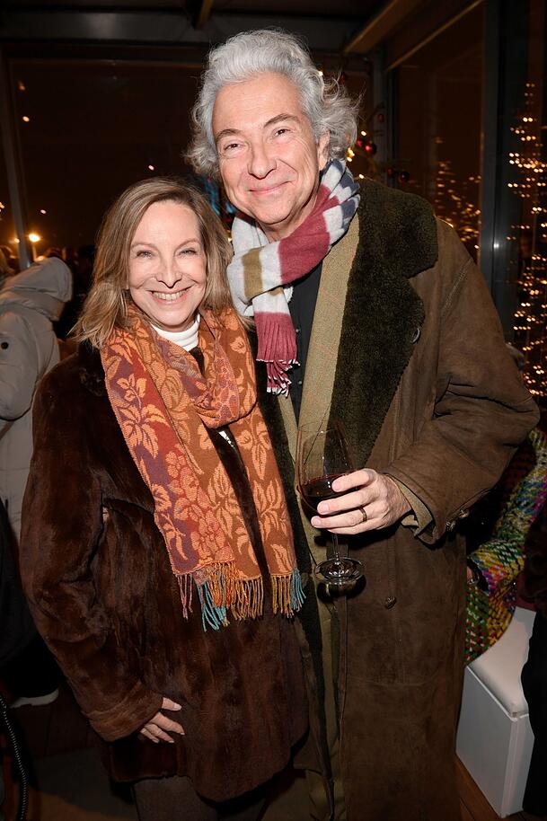 Drehbuchautorin Andrea Sixt und Mann Cord Troebst lassen es sich gut gehen bei der "Polar Bar"-Eröffnung im Bayerischen Hof. Drehbuchautorin Andrea Sixt und Mann Cord Troebst lassen es sich gut gehen bei der "Polar Bar"-Eröffnung im Bayerischen Hof.