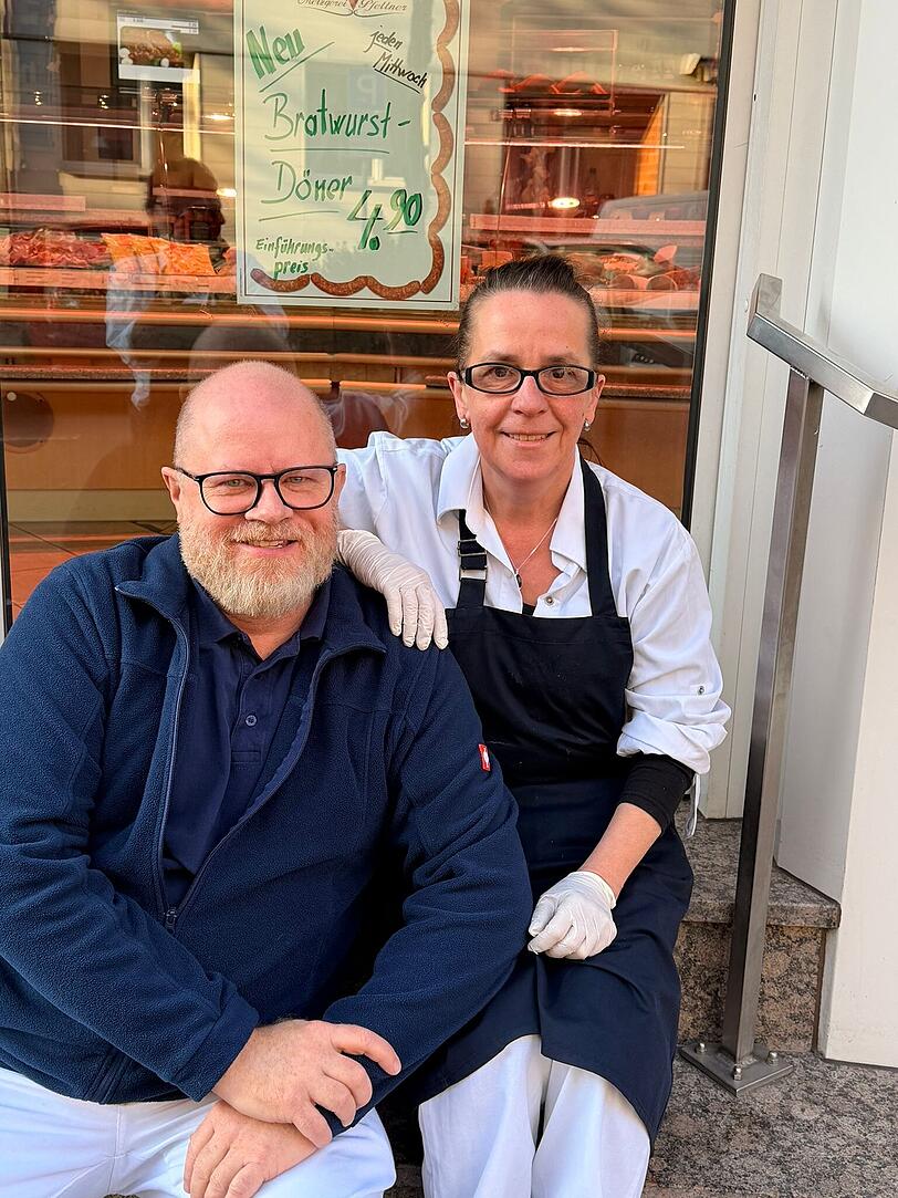 Der Metzger-Chef mit seiner Mitarbeiterin Rosi Zenger. Sie hatte die Idee f&uuml;r den Bratwurst-D&ouml;ner der Metzgerei Pfettner.