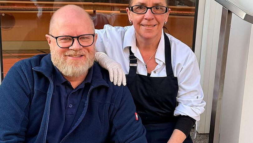 Der Metzger-Chef mit seiner Mitarbeiterin Rosi Zenger. Sie hatte die Idee f&uuml;r den Bratwurst-D&ouml;ner der Metzgerei Pfettner.