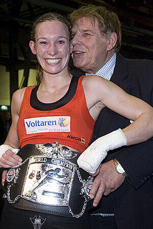 Auch Flirten konnte er wieder: Wildmoser mit Kickboxerin Christine Theiss.