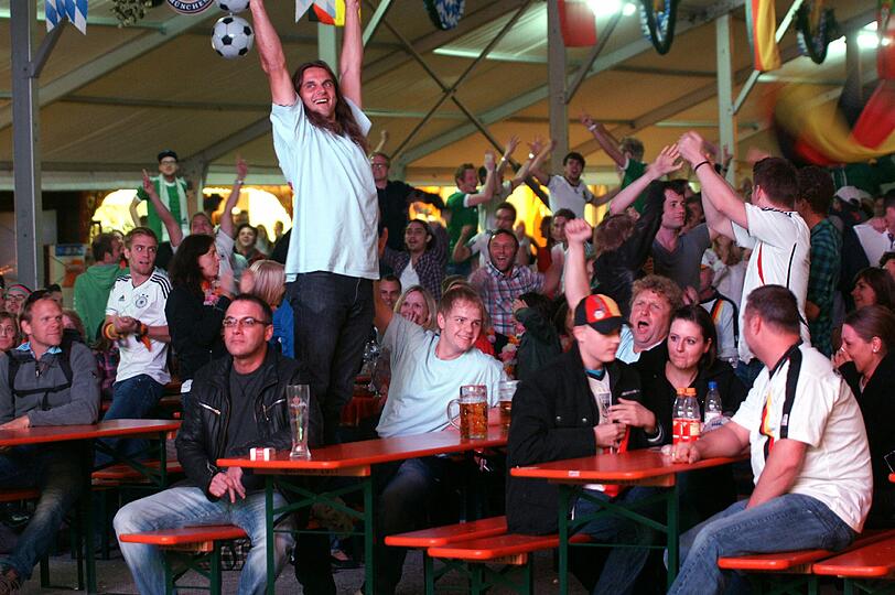 Public Viewing am Nockherberg und in dwer Kultfabrik, Basti Schweinsteiger hängt im Foto quer über die Reichenbachssraße, die Bilder vom Fußball-Wahnsinn aus München.