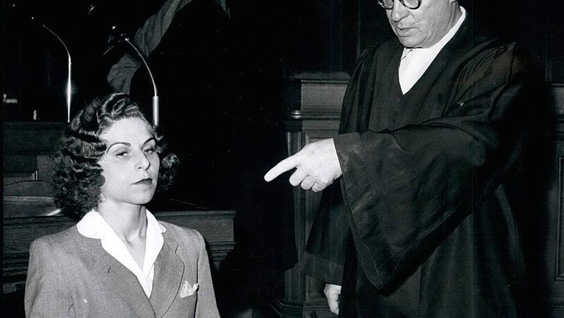 Im Juni 1957 steht Stella Goldschlag (43), die jetzt Küberl-Isaaksohn heißt, in Berlin-Moabit vor Gericht (rechts ihr Strafverteidiger Dr. Patsohan) und muss wegen ihrer bereits 10-jährigen abgebüßten Zuchthausstrafe in der DDR nicht noch einmal in Haft. Im Juni 1957 steht Stella Goldschlag (43), die jetzt Küberl-Isaaksohn heißt, in Berlin-Moabit vor Gericht (rechts ihr Strafverteidiger Dr. Patsohan) und muss wegen ihrer bereits 10-jährigen abgebüßten Zuchthausstrafe in der DDR nicht noch einmal in Haft.