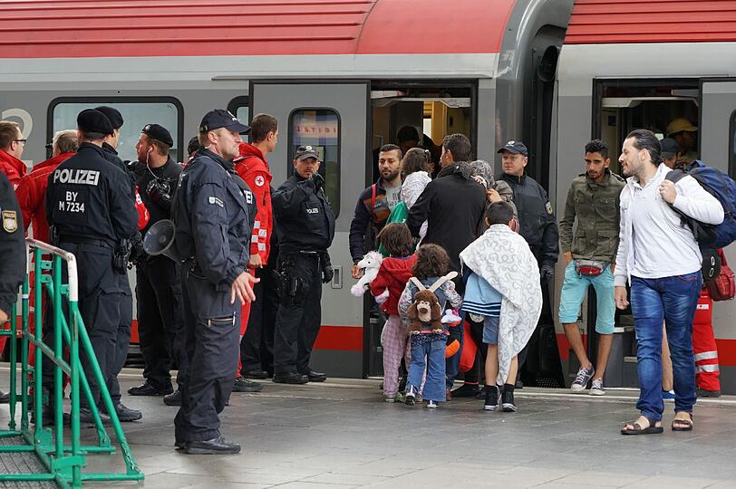 Flüchtlinge kommen am Hauptbahnhof München an.
